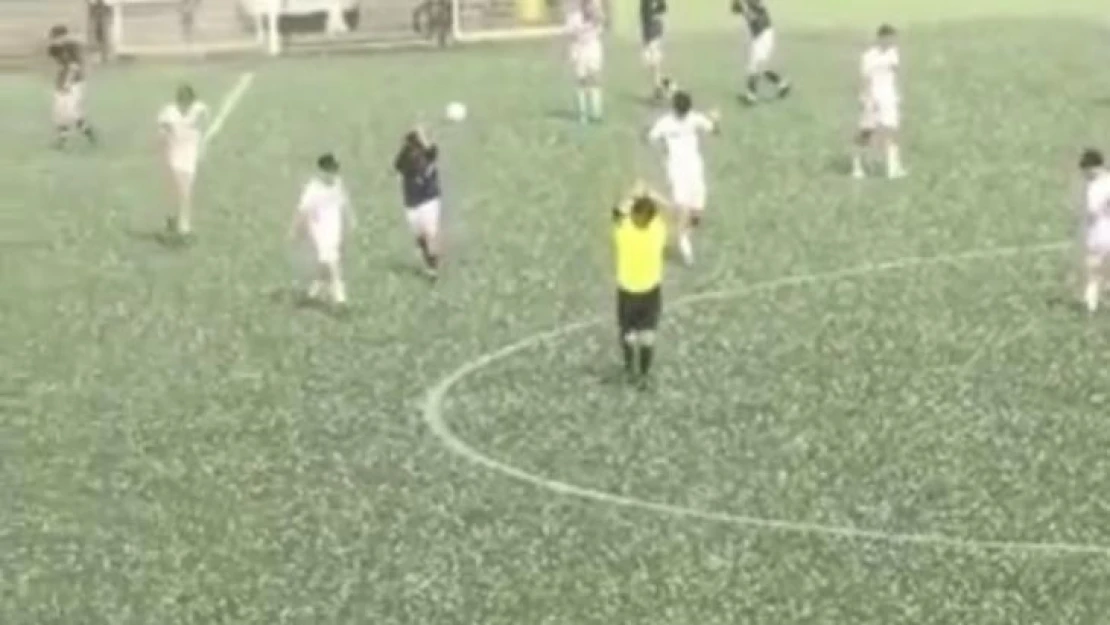 Futbolcular doluya böyle yakalandı...Bursa'da maçı durduran dolu
