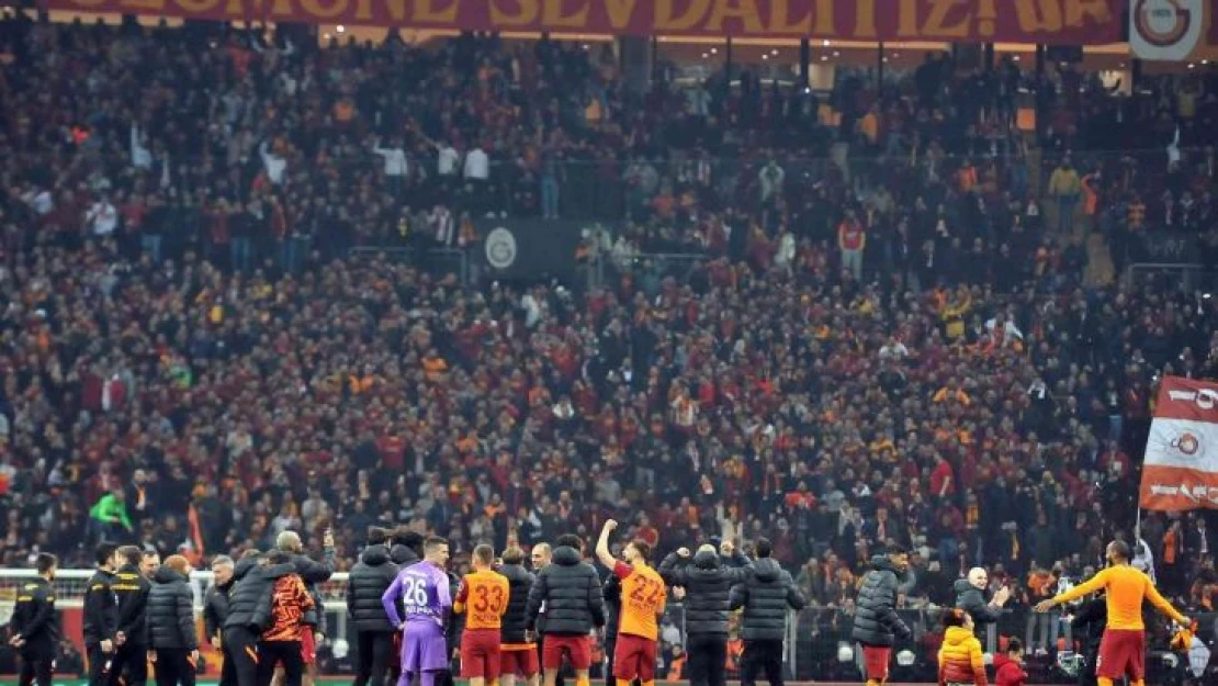 Galatasaraylı futbolcular, derbi galibiyetini taraftarlarla kutladı