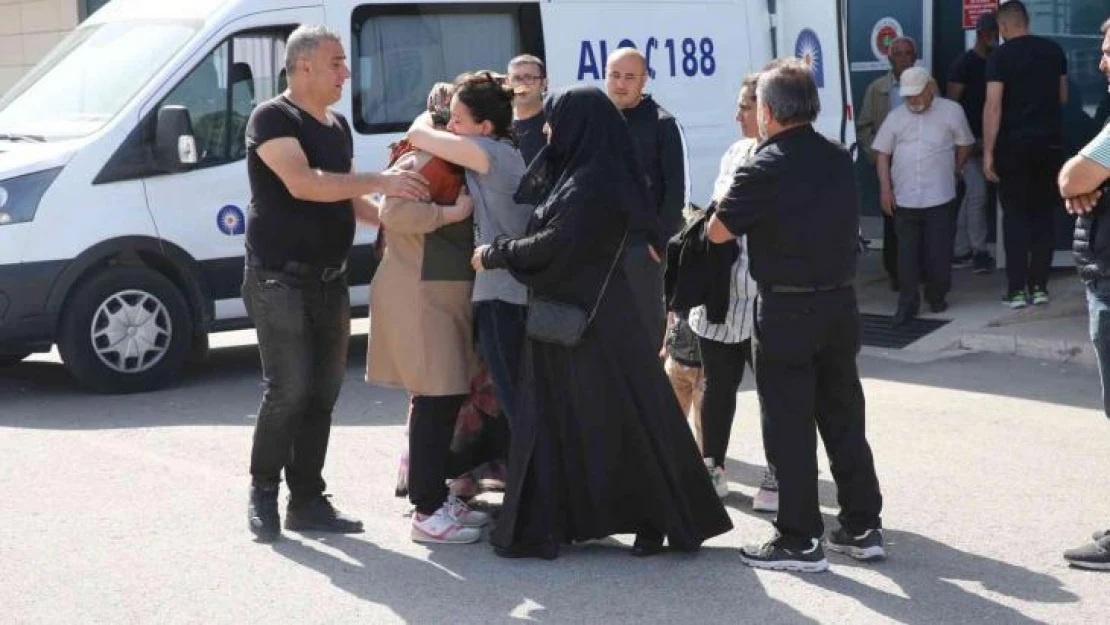 Gaz sızıntısından hayatını kaybeden 2 işçinin cenazesi, gözyaşları arasında morgdan alındı