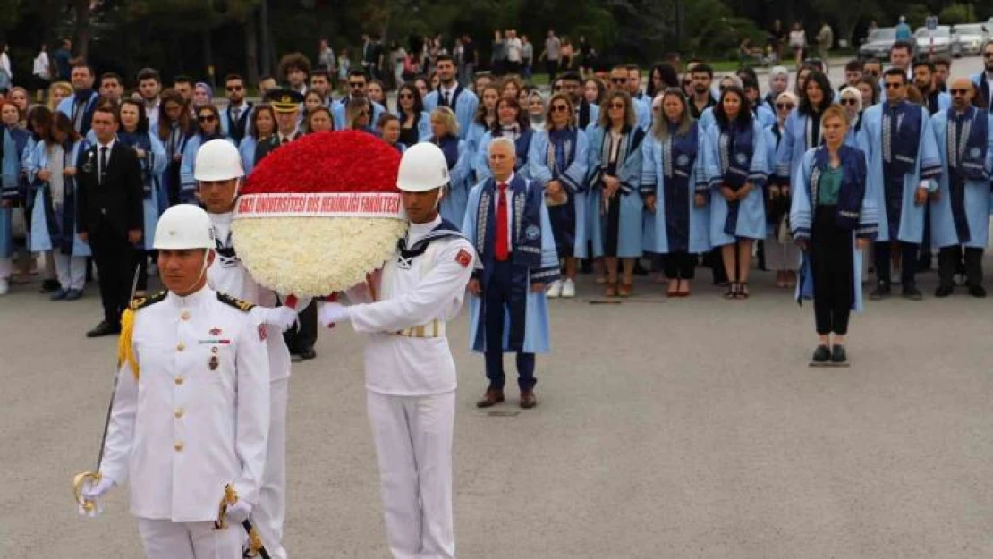 Gazi Üniversitesi Diş Hekimliği Fakültesi'nin mezunları Ata'nın huzurunda