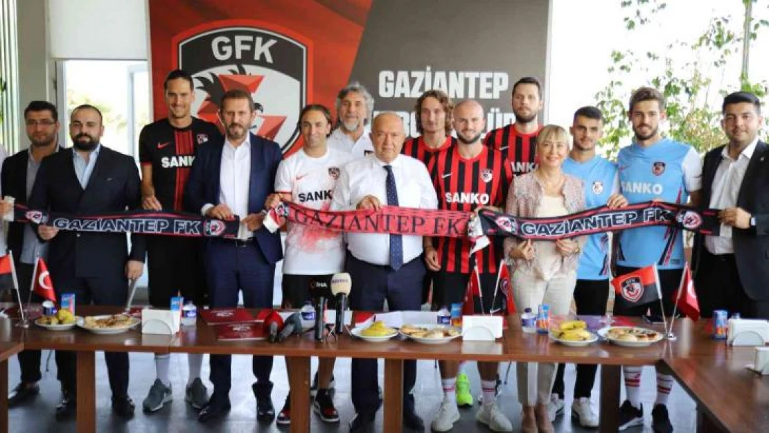 Gaziantep FK yeni transferleri için imza töreni düzenledi