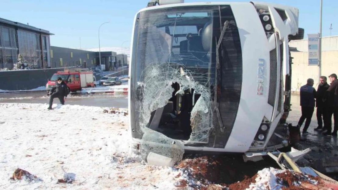 Gaziantep'te işçi servisi devrildi: 3 yaralı