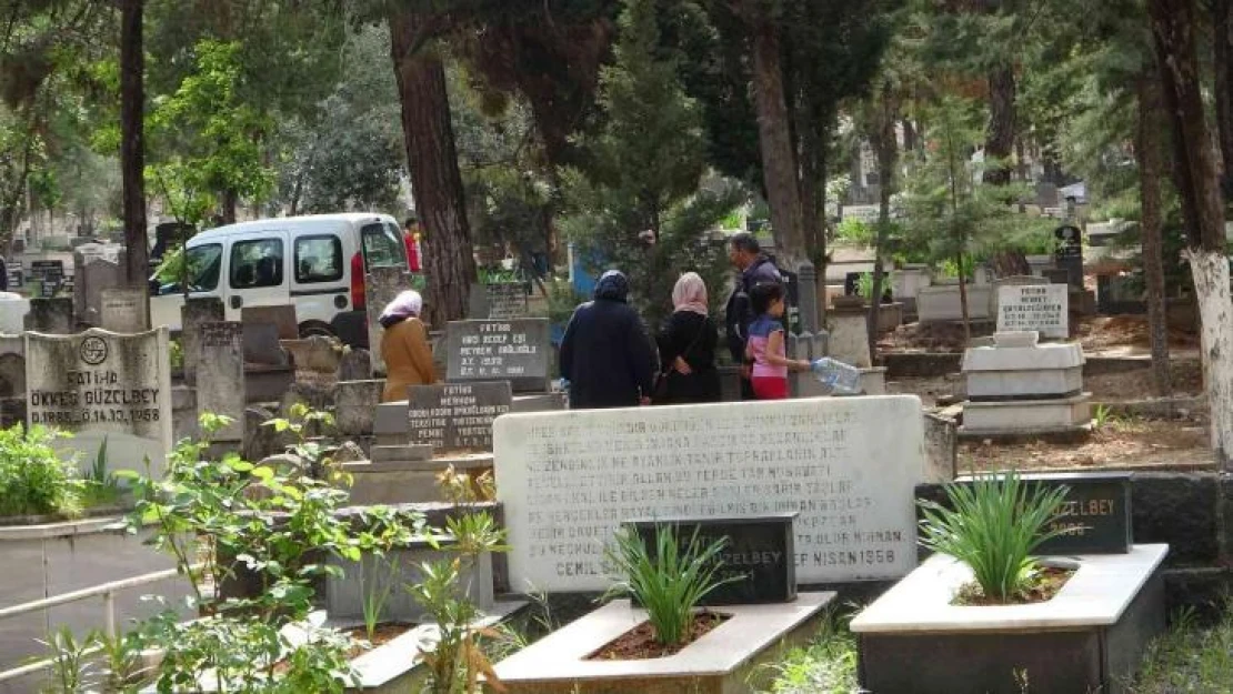 Gaziantep'te mezarlıklarda bayram yoğunluğu