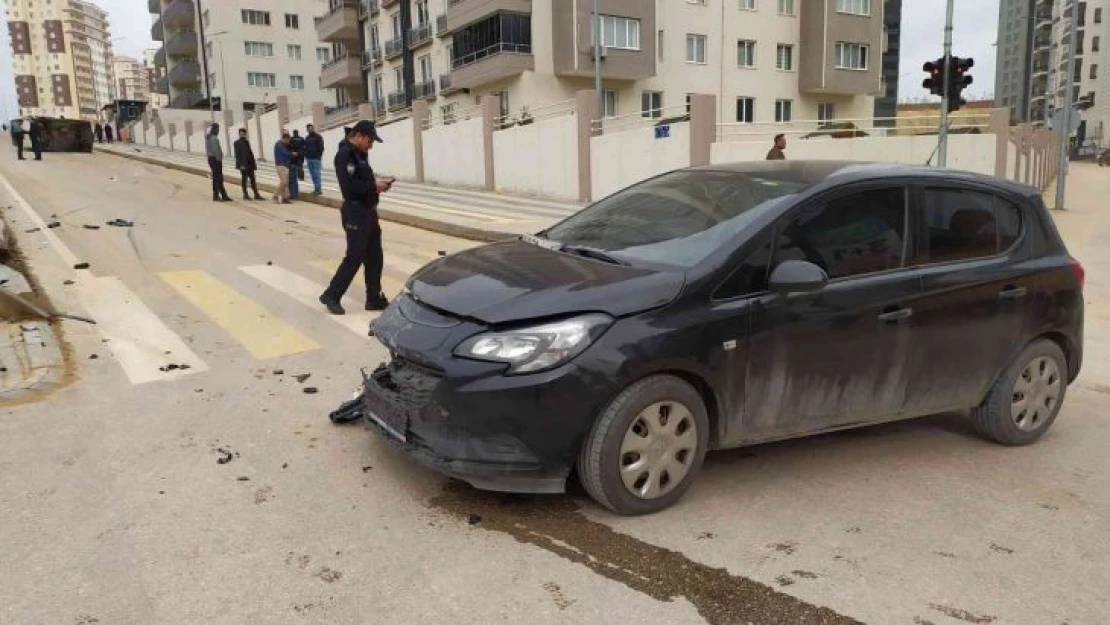 Gaziantep'te otomobille çarpışan minibüs devrildi: 4 yaralı