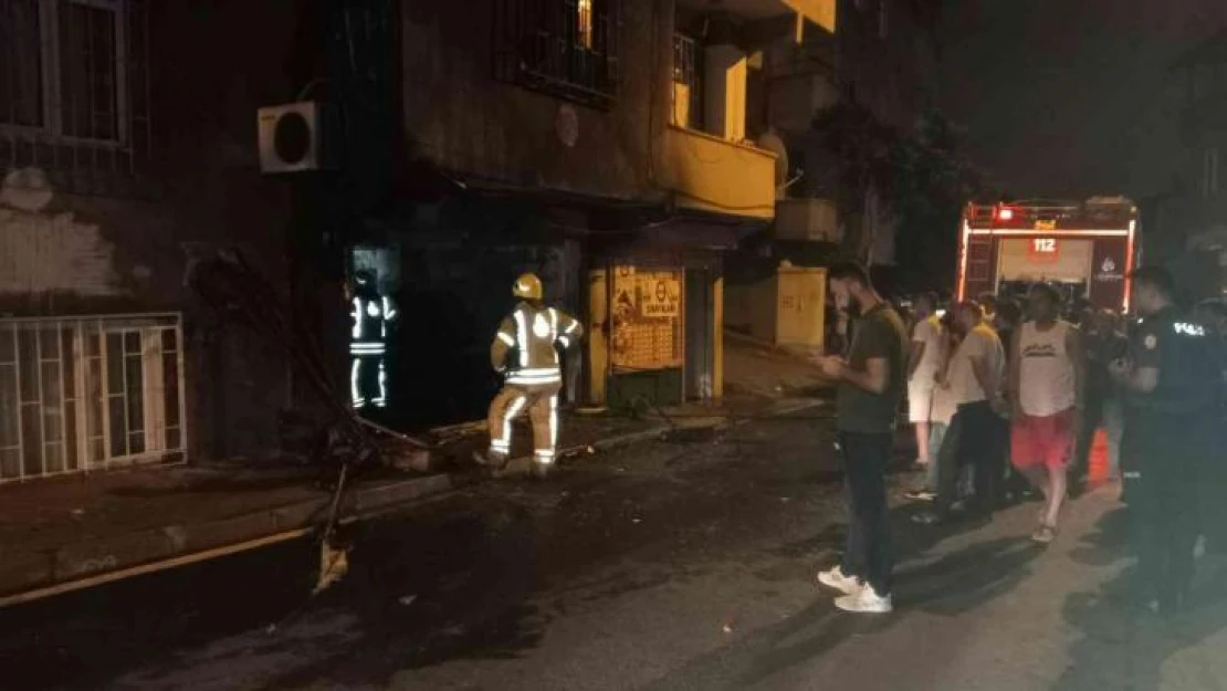 Gaziosmanpaşa'da 2 şüpheli önce dükkanı yaktı, daha sonra havaya ateş açarak olay yerinden kaçtı