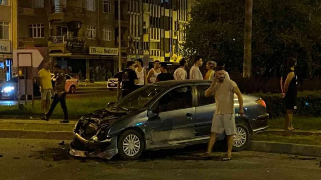 Gazipaşa'da kavşakta iki araç çarpıştı: 1 ölü, 1'i ağır 2 yaralı