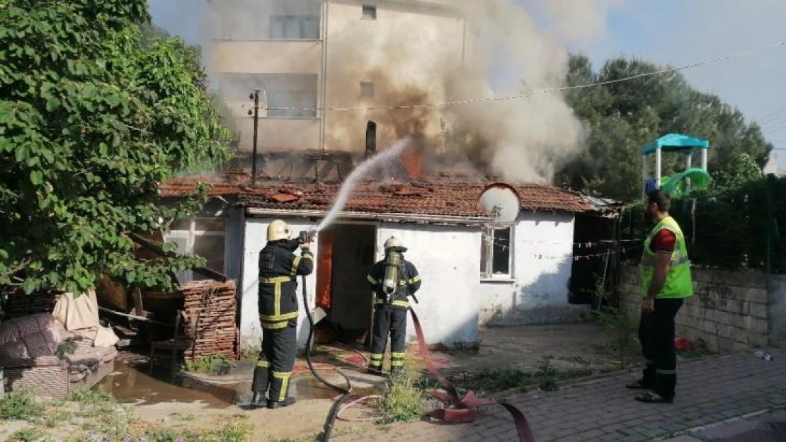 Gecekondu alevlere teslim oldu