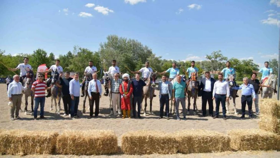 Geleneksel kıyafetli atlı okçular Kahramankazan'da buluştu