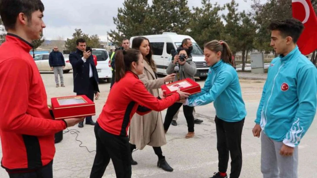 Gelibolu'dan yola çıkan emanetleri Eskişehirli sporcular teslim aldı