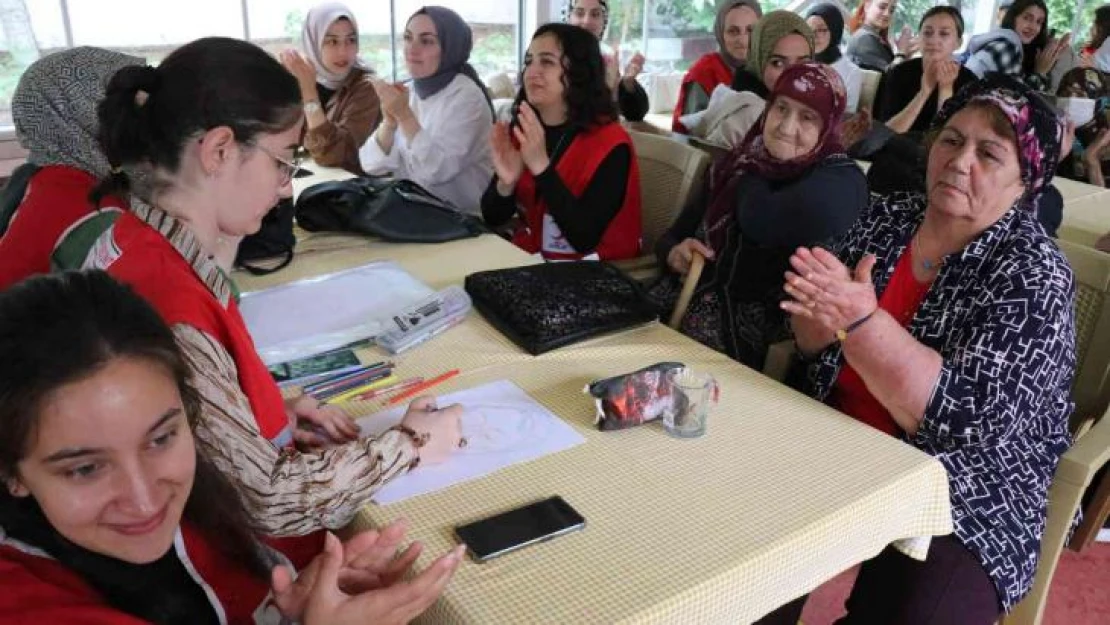 Genç gönüllüler Kızılayın 154. yıldönümünü yaşlılarla birlikte kutladılar