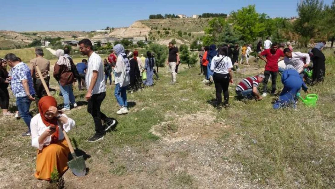 Gençler fidanları toprakla buluşturdu