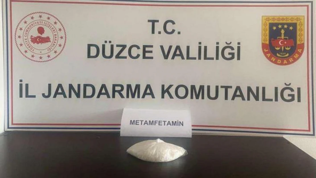 Gençleri zehirleyecekti, otobüste yakalandı