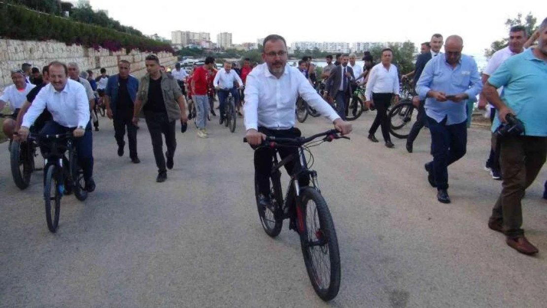 Gençlik ve Spor Bakanı Kasapoğlu, Akkum Gençlik Kampı açılışına bisikletle geldi