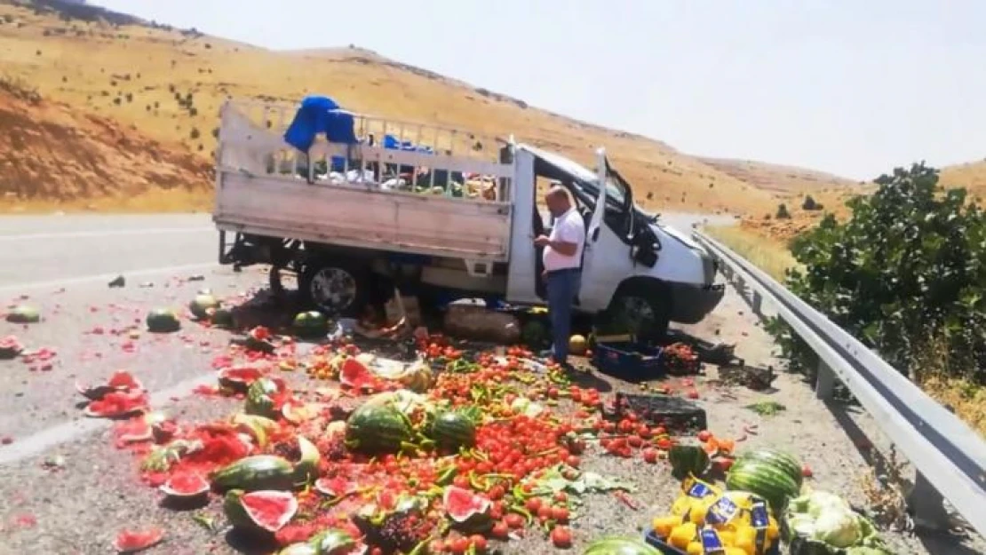 Gercüş'te meyve sebze yüklü kamyonet devrildi: 3 yaralı