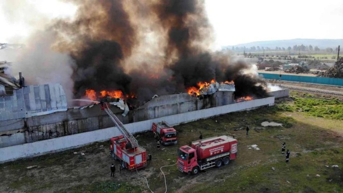 Geri dönüşüm fabrikasında çıkan yangın havadan görüntülendi