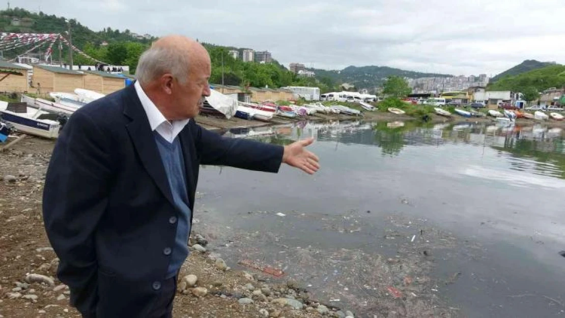 Giresun'da Aksu balıkçı barınağındaki balıkçılar kirlilikten şikayetçi