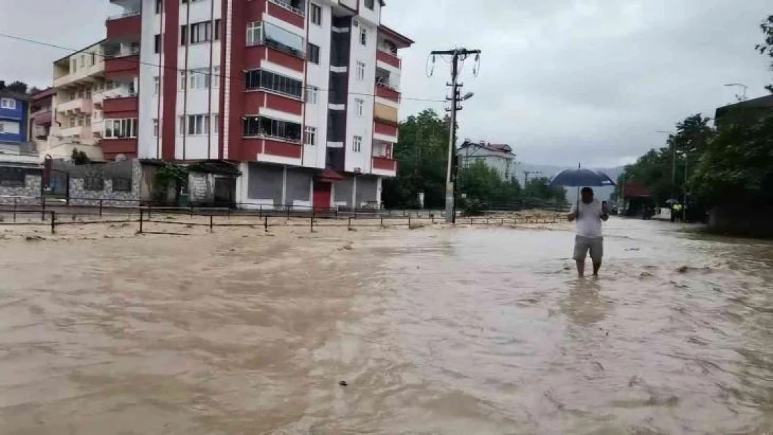 Gökçebey'de dere taştı, yollar su altında kaldı