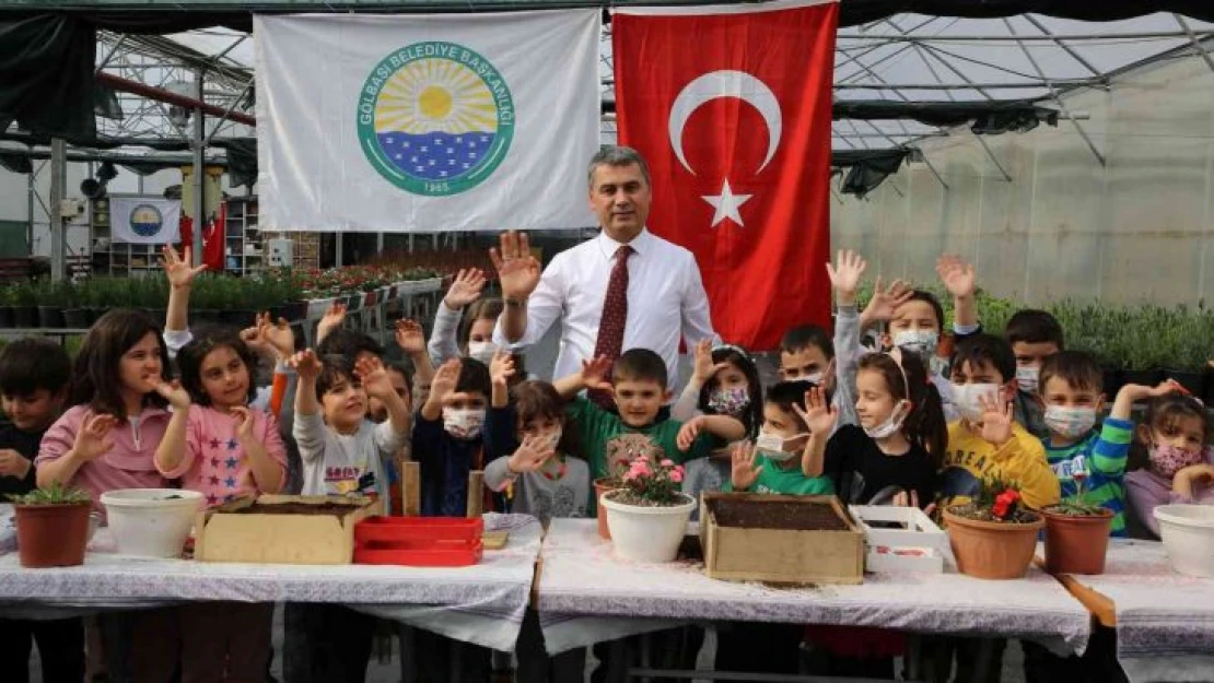 Gölbaşı Belediye Başkanı Şimşek, öğrencilerle birlikte ata tohumlarını toprakla buluşturdu