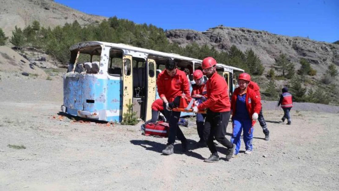 Gümüşhane'de UMKE ekiplerinden nefes kesen tatbikat