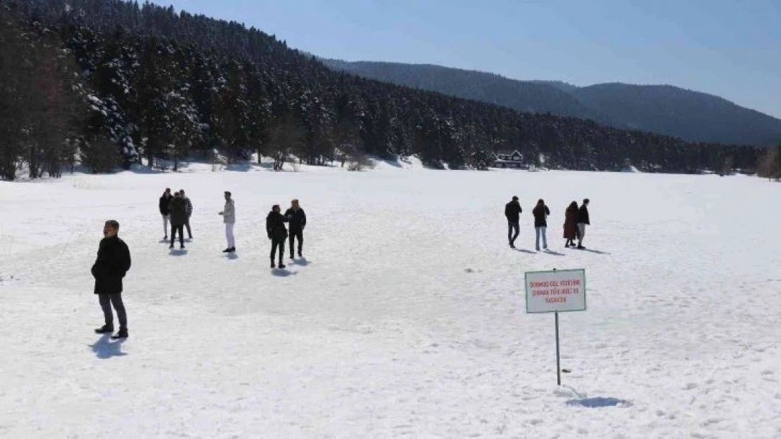 Güneşin kendisini gösterdiği Gölcük Tabiat Parkı'na tatilci akını