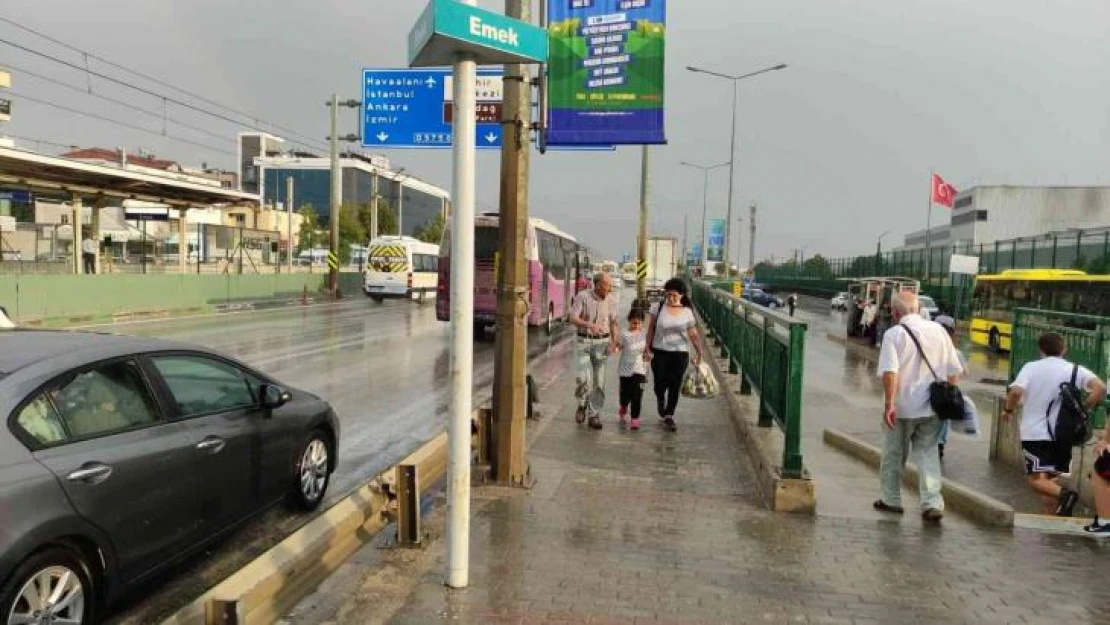 Güneşli havada yağmur yağdı, vatandaşlar kaçacak yer aradı