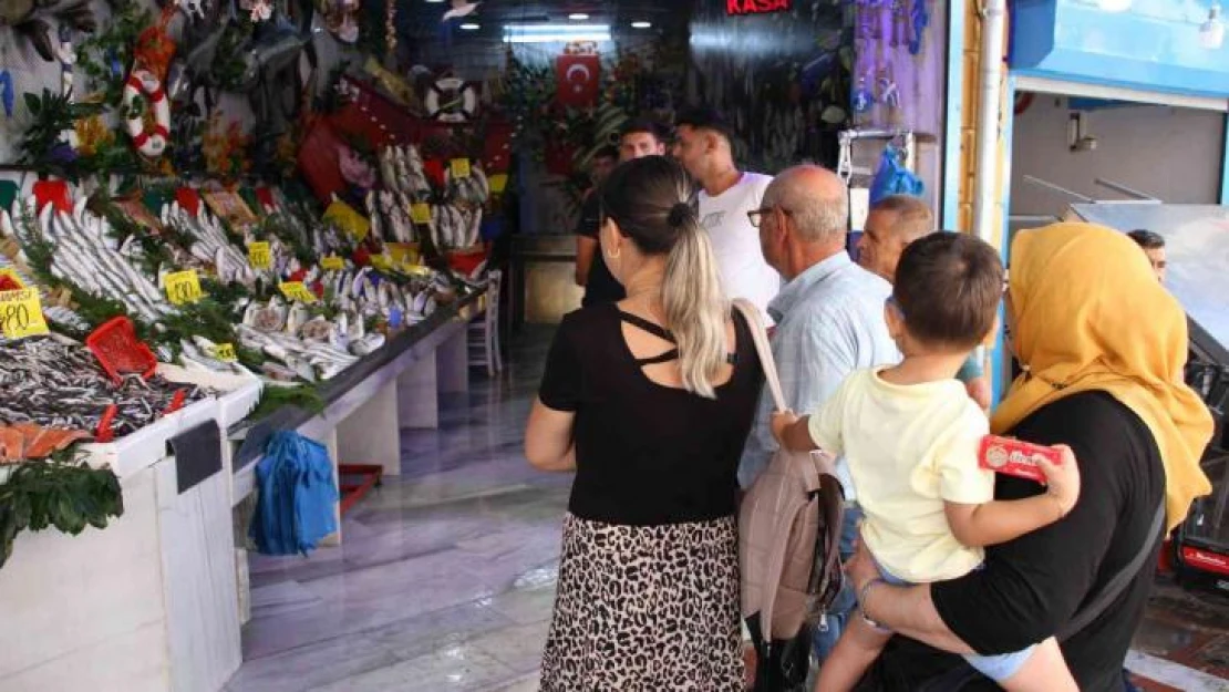 Gurbetçi vatandaş, sezonun ilk balığını Edirne'de yedi