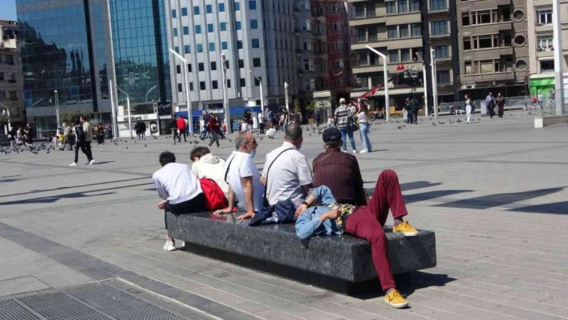 Güzel havayı görenler Taksim'e akın etti