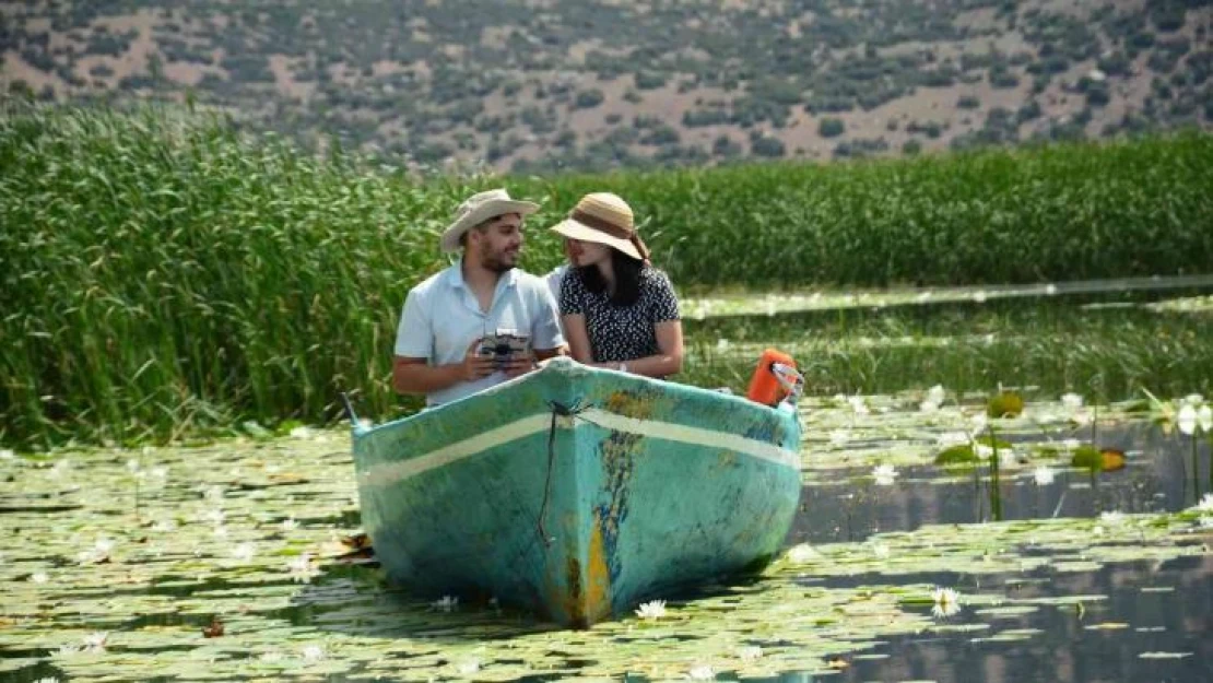 Güzelliğiyle kendine hayran bırakan Işıklı Gölü ziyaretçi akınına uğruyor