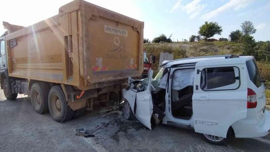 Hafif ticari araç hafriyat kamyonuna çarptı: 1 ağır yaralı