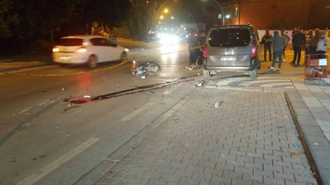 Hafif ticari araç ile motosiklet çarpıştı: 1'i ağır 2 yaralı