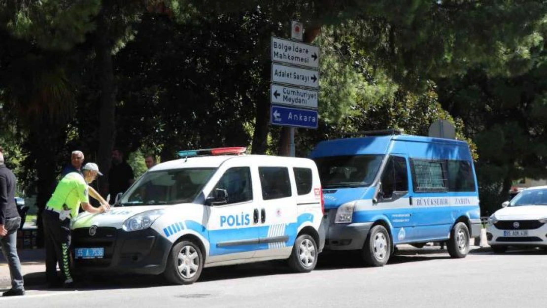 Hafif ticari araç polis ve zabıta araçlarına çarptı