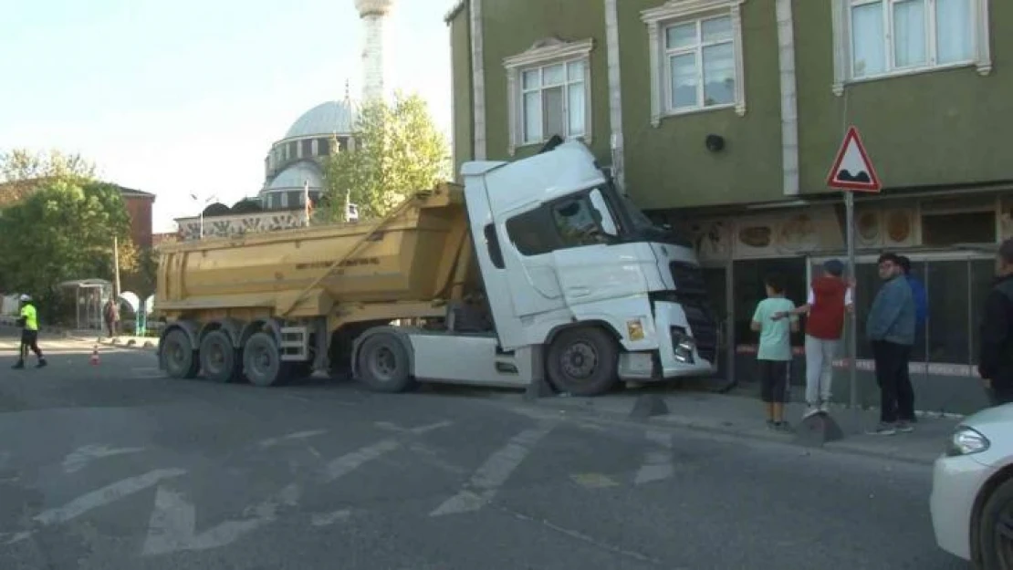 Hafriyat kamyonu binaya çarptı, korku dolu anlar yaşandı