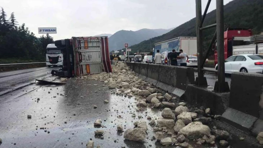 Hafriyat kamyonu devrildi, dolgu malzemeleri yola saçıldı