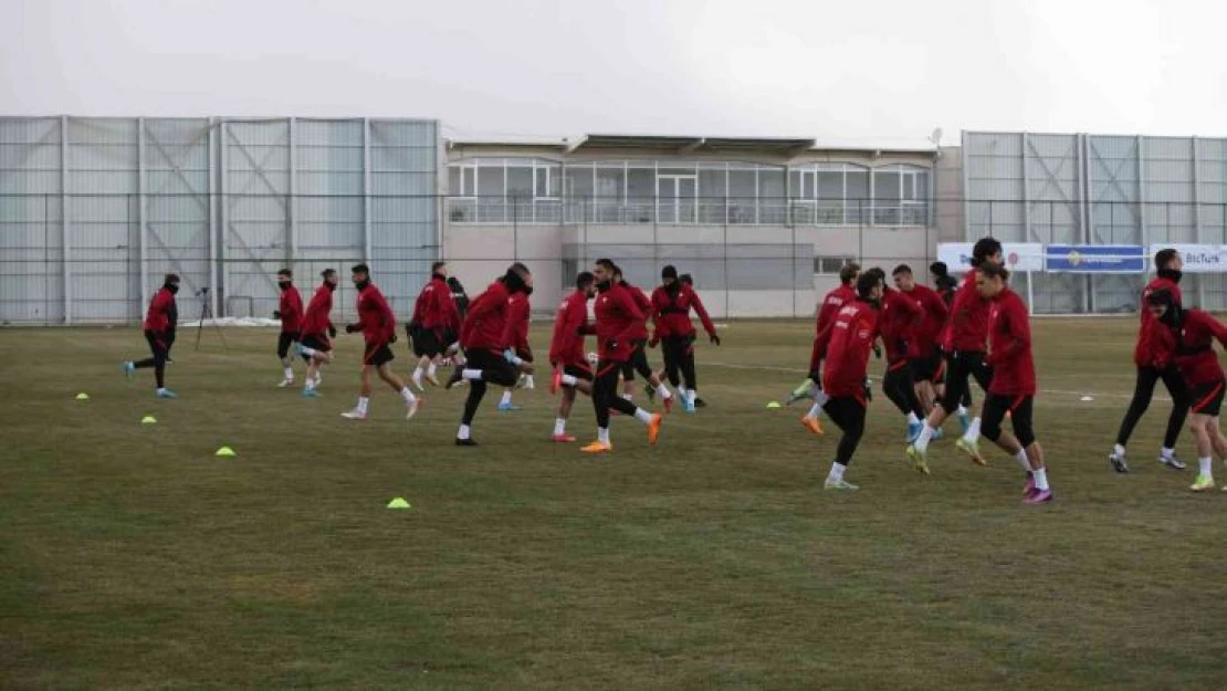 Hakan Çalhanoğlu: 'Üçlü savunma sisteminden çok memnunum'