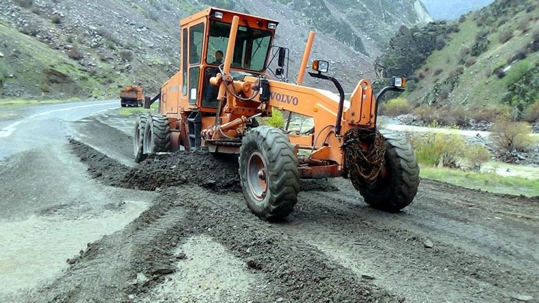 Hakkari'de hendekler kapatıldı, yol asfaltlandı