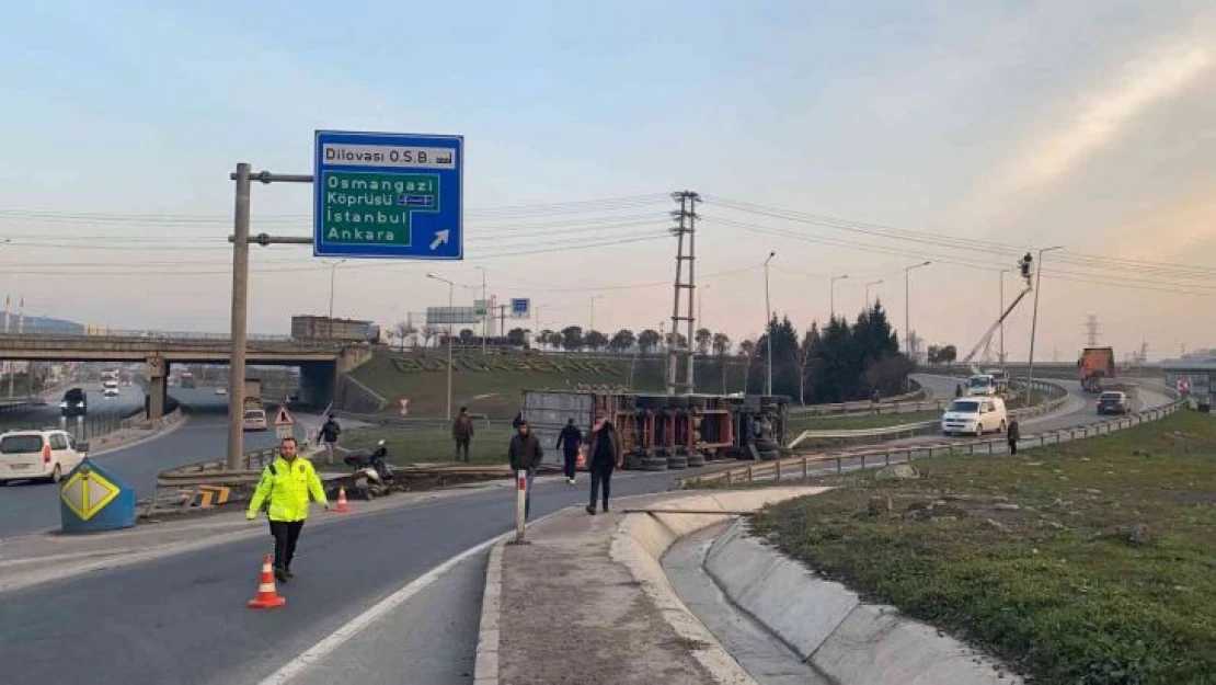 Hammadde yüklü tır yol ayrımında devrildi