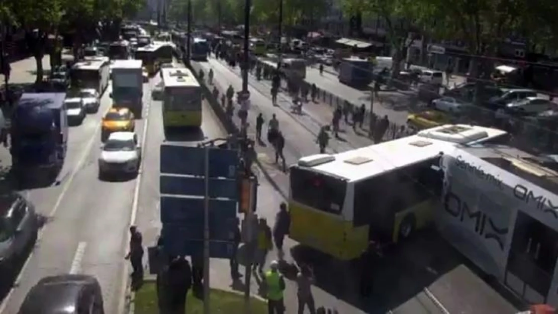 Haseki tramvay durağında İETT otobüsü ile tramvay çarpıştı. Olay yerine itfaiye ve sağlık ekipleri sevk edildi.