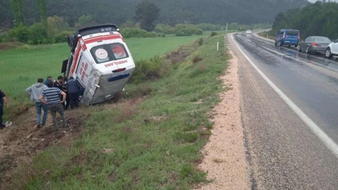 Hasta naklinden dönen ambulans şarampole devrildi: 3 yaralı