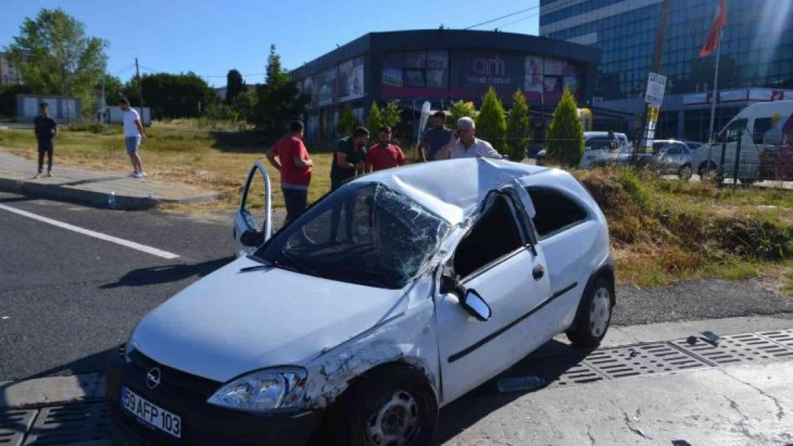 Hasta taşıyan araca otomobilin çarpıp takla atması sonucu 2 kişinin yaralandığı kaza kamerada