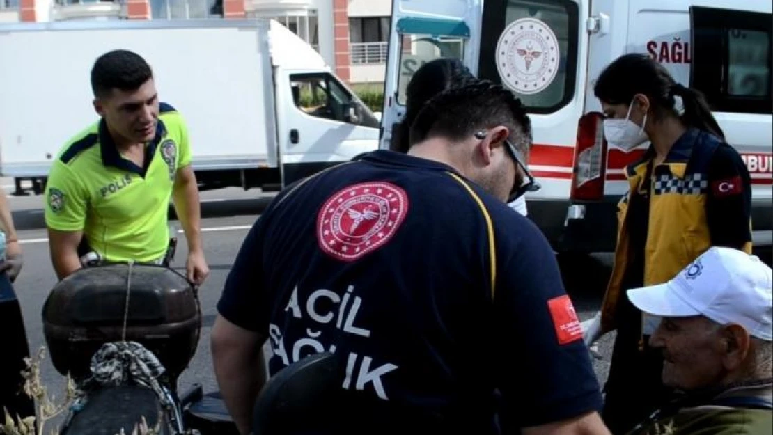 Hastaneye gitmek istemeyen 82 yaşındaki yaralı motosikletliyi ambulans şoförü ikna etti