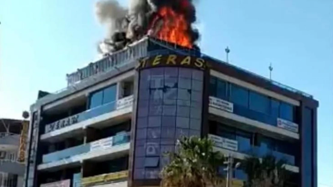 Hatay'da alışveriş merkezinin teras katındaki kafede korkutan yangın