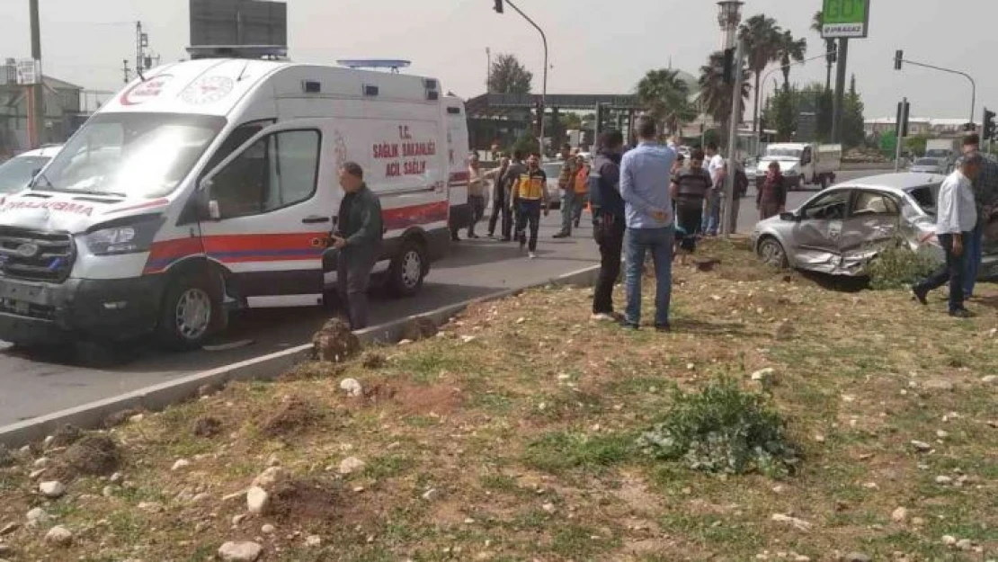 Hatay'da ambulans ile çarpışan otomobilin sürücüsü yaralandı