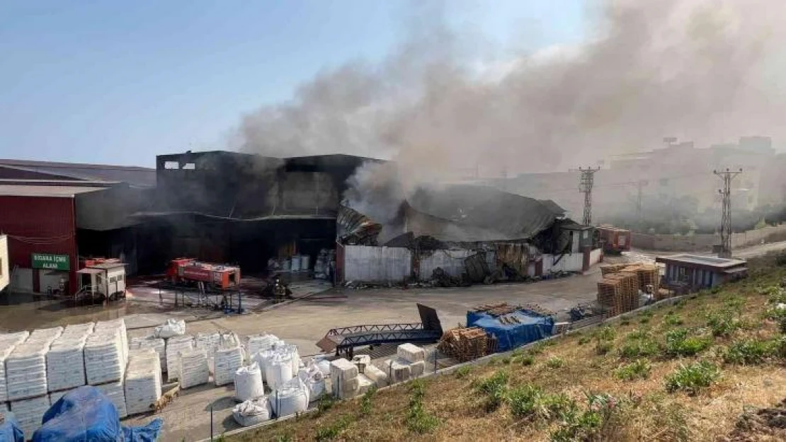 Hatay'da antrepoda çıkan yangın kısmen kontrol altına alındı