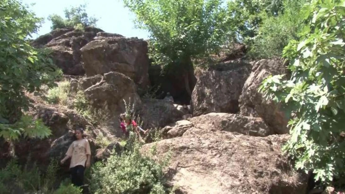 Hatay'da doğal klima özelliği olan mağara yaz aylarında ilgi görüyor