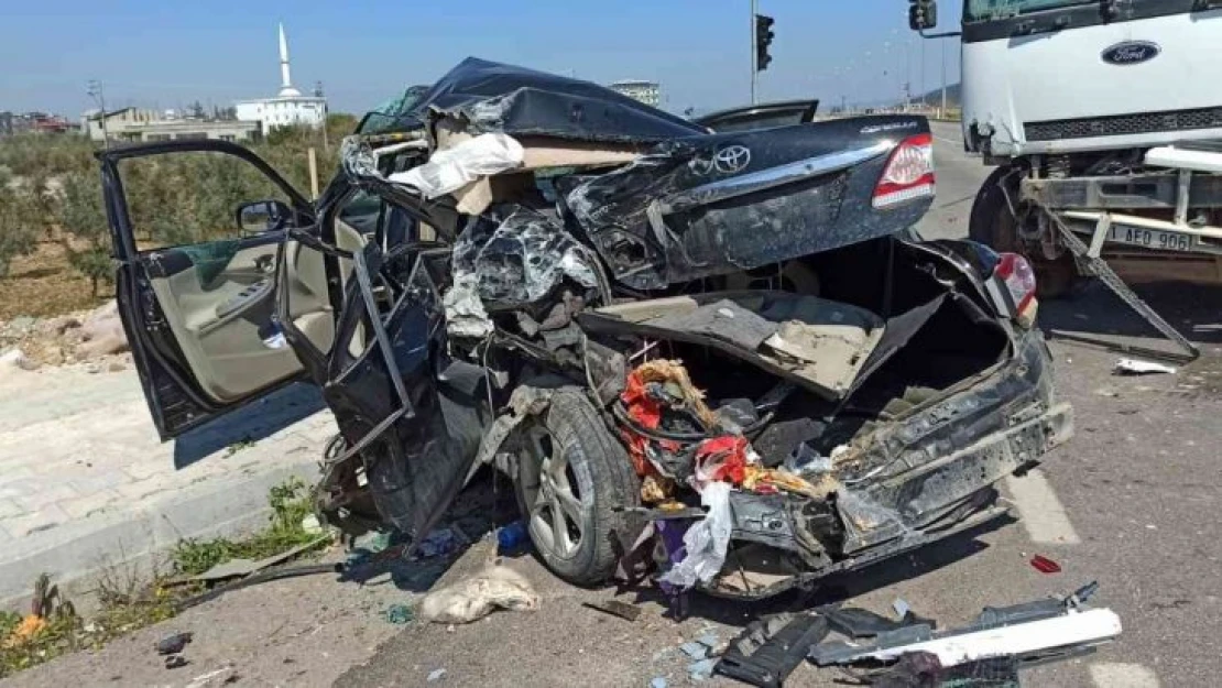 Hatay'da kamyon ile otomobil çarpıştı: 5 yaralı