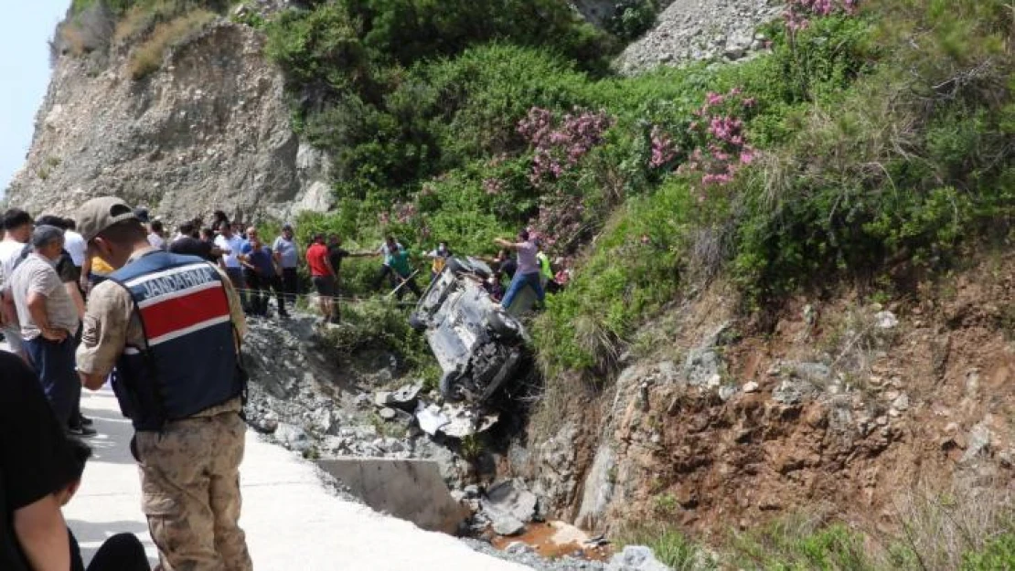 Hatay'da kaza: Araçta mahsur kalan yaralı kurtarıldı