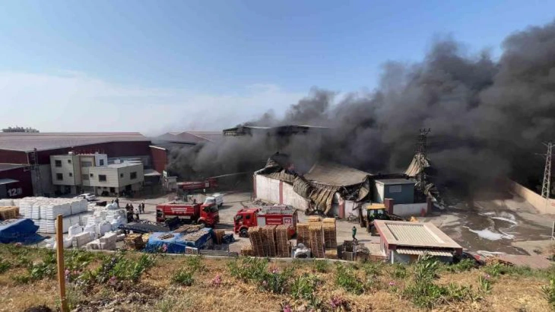 Hatay'daki antrepo yangını söndürülemedi