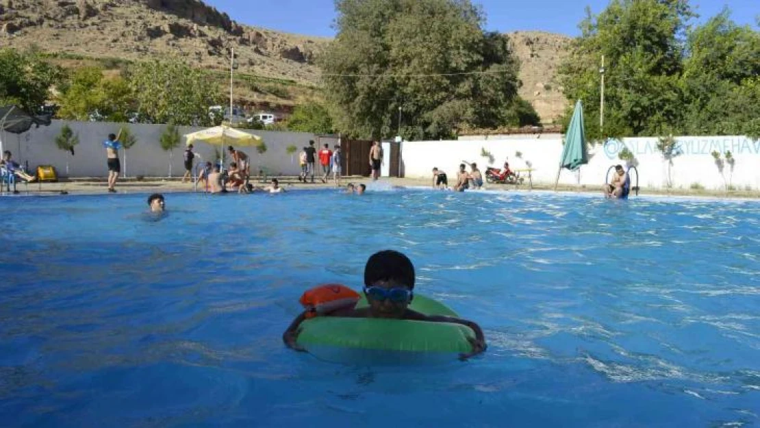 Hava sıcaklığının 45 dereceyi bulduğu Mardin'de vatandaşlar havuza akın etti