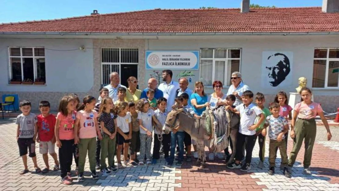 Hayırsever gurbetçiden eşek yüküyle kitap