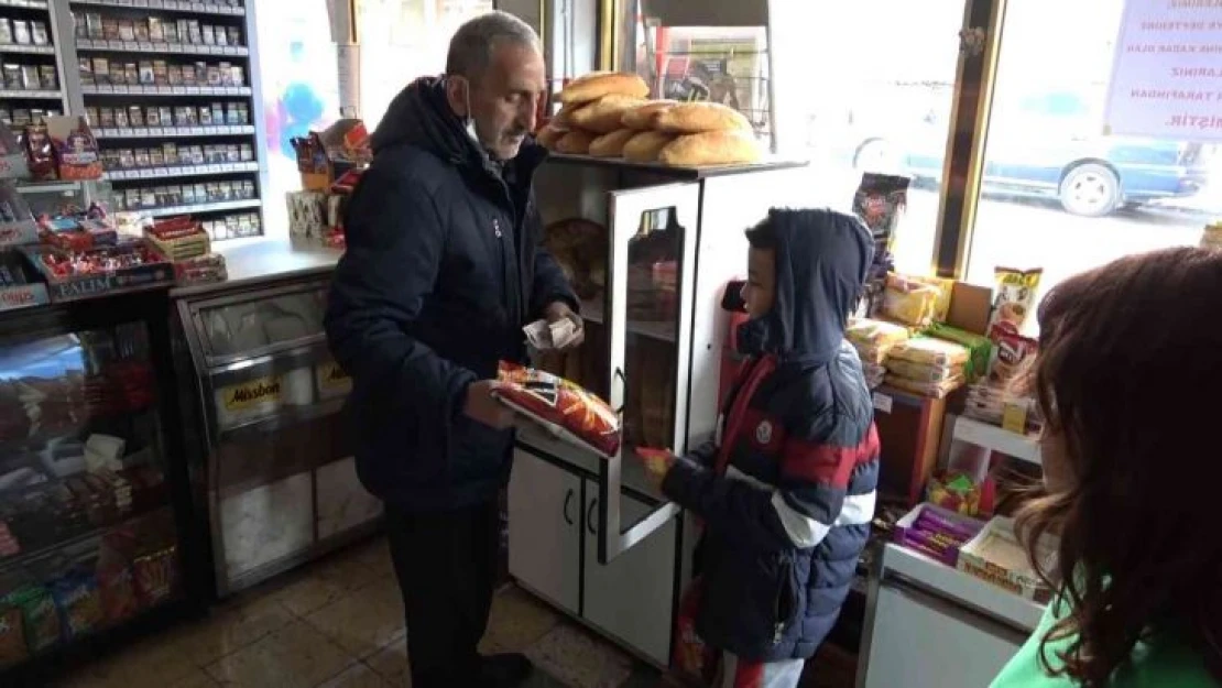 Hayırseverler bakkal bakkal gezip veresiye defterlerini satın aldı